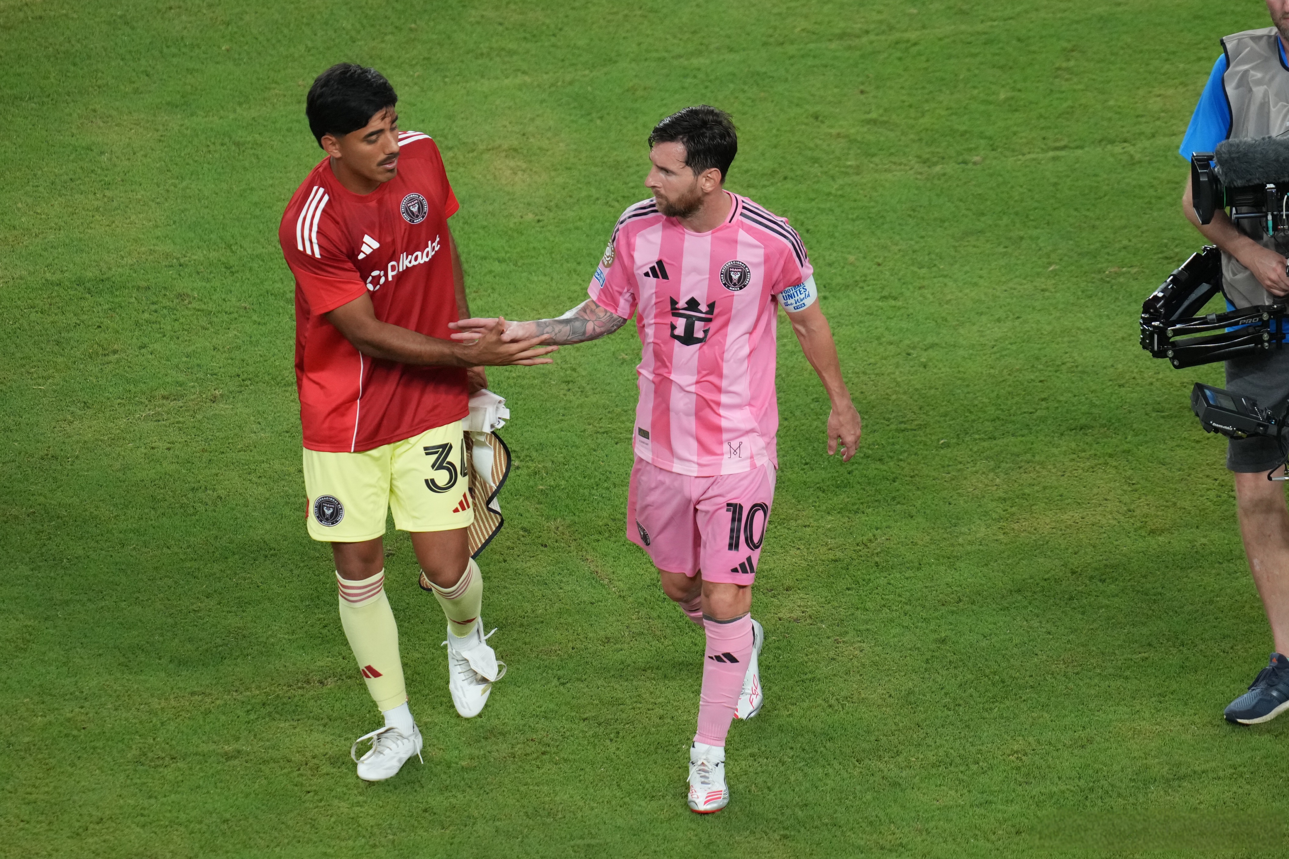 不来梅队长任意球绝杀,率队夺取关键胜利的简单介绍 不来梅队长任意球绝杀,率队夺取关键胜利的简单介绍