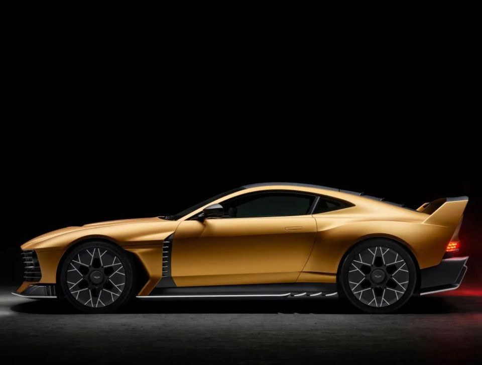 华体会登录-阿斯顿马丁逆转迈凯伦，汉密尔顿惊艳四座的简单介绍